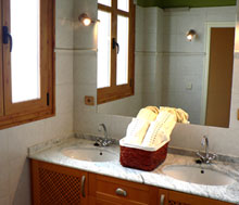 bathroom 1 in the apartment